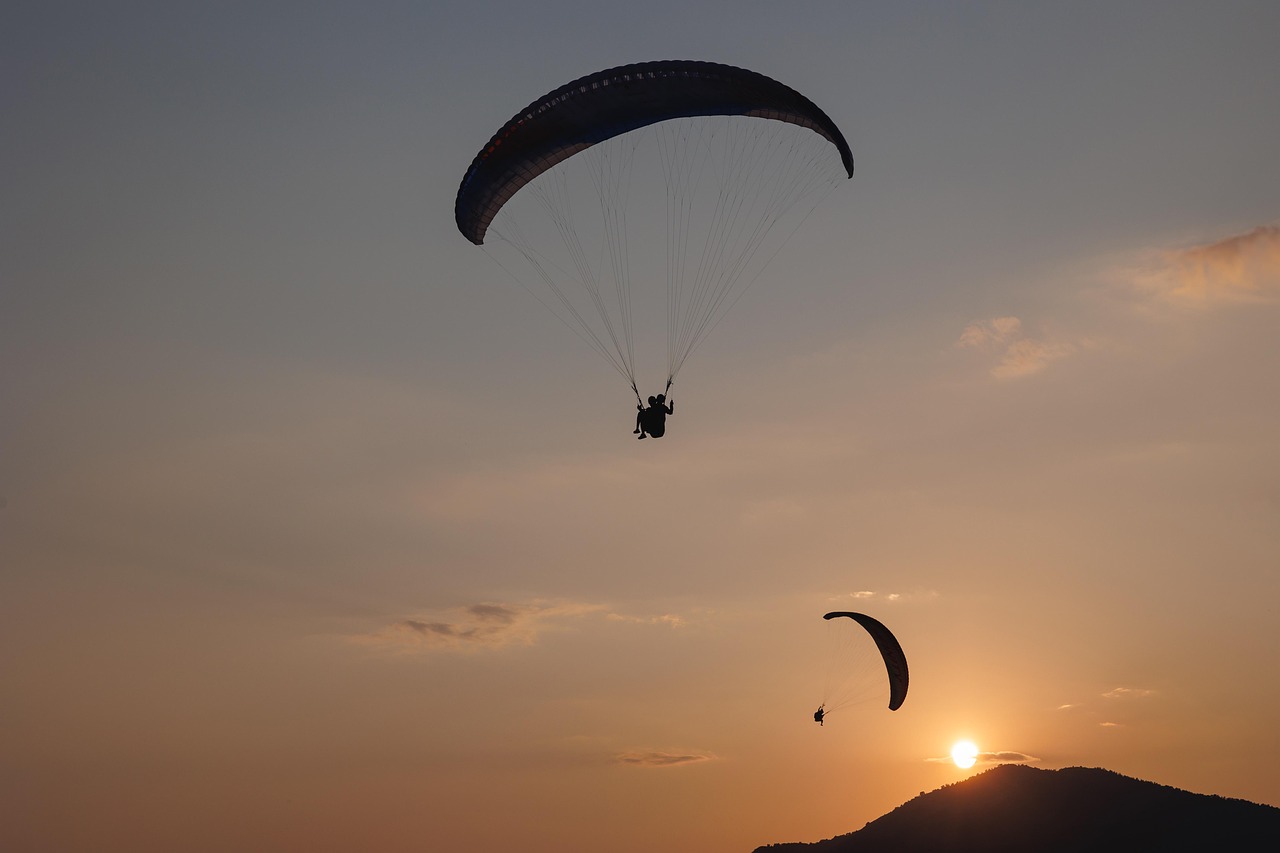 paragliding-8103063_1280